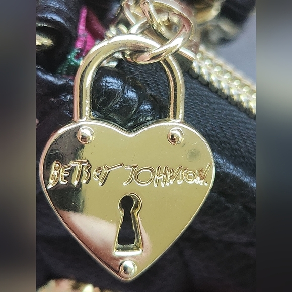 Betsey Johnson Black and Pink Quilted Crossbody Bag And XOXO Heart Wristlet - Picture 8 of 13